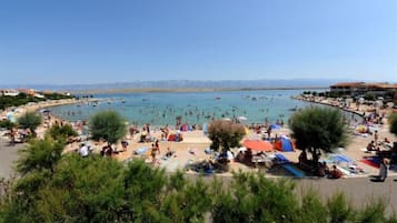 Playa en los alrededores y camastros