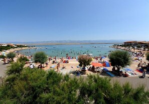 Una playa cerca, sillas reclinables de playa