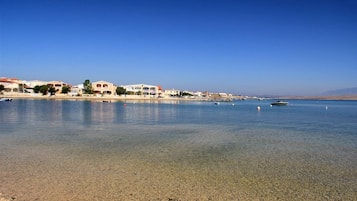 Playa en los alrededores y camastros
