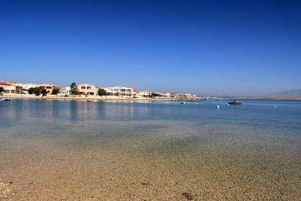 Plage à proximité, chaise longue