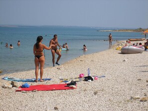 Una playa cerca, sillas reclinables de playa