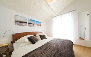 2 bedrooms, desk, soundproofing, free WiFi
