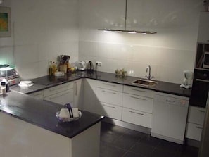 Køleskab, mikrobølgeovn, ovn, kogeplade