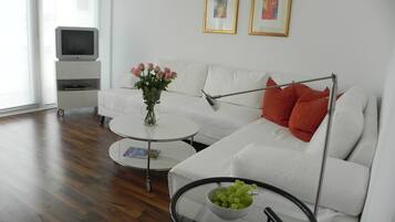 Fernseher, Bücher, Stereoanlage