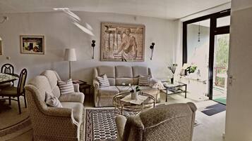 Smart-tv, böcker och en stereo