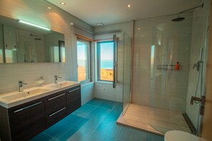 Een douche, een haardroger, een bidet, handdoeken