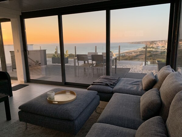 TV, fireplace, books, stereo - CASA DO MAR - HOUSE BY THE SEA - (Areia Branca/ Ortsteil Casal Labrusque)