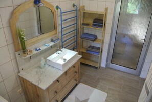 Chuveiro, secador de cabelo, roupões de banho, toalhas de banho