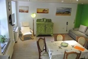 TV, DVD player, mesa de pingue-pongue, livros