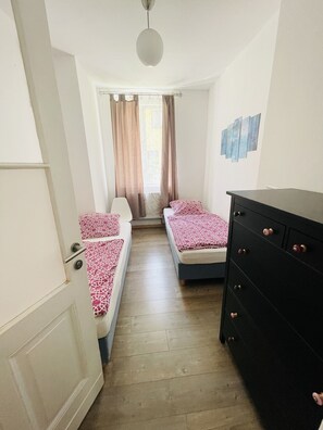 2 室のベッドルーム、WiFi (無料)、ベッドシーツ