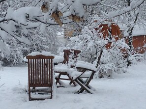 Outdoor dining - Refuge in the Uckermark + plenty of nature + idyll with garden sauna + stylish living (Schwaneberg)