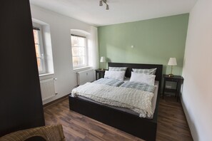 3 bedrooms, iron/ironing board, WiFi, bed sheets