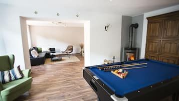 Fernseher, Kamin, DVD-Player, Bücher