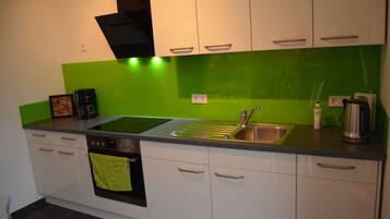 Kühlschrank, Ofen, Herdplatte, Wasserkocher mit Kaffee-/Teezubehör