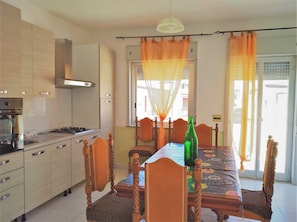 Fridge, oven, stovetop, coffee/tea maker
