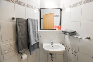 Dusche, Haartrockner, Handtücher, Toilettenpapier