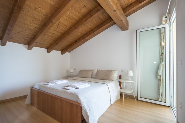 2 bedrooms, travel cot, free WiFi, bed sheets