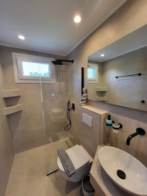 淋浴設備、風筒、提供毛巾、廁紙