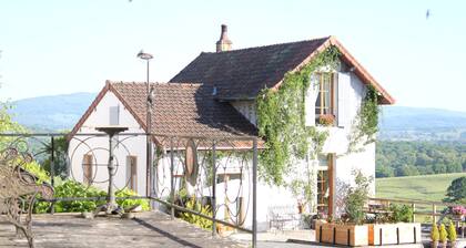 Salon élégant dans la place du village avec une grande terrasse donnant sur le Morvan