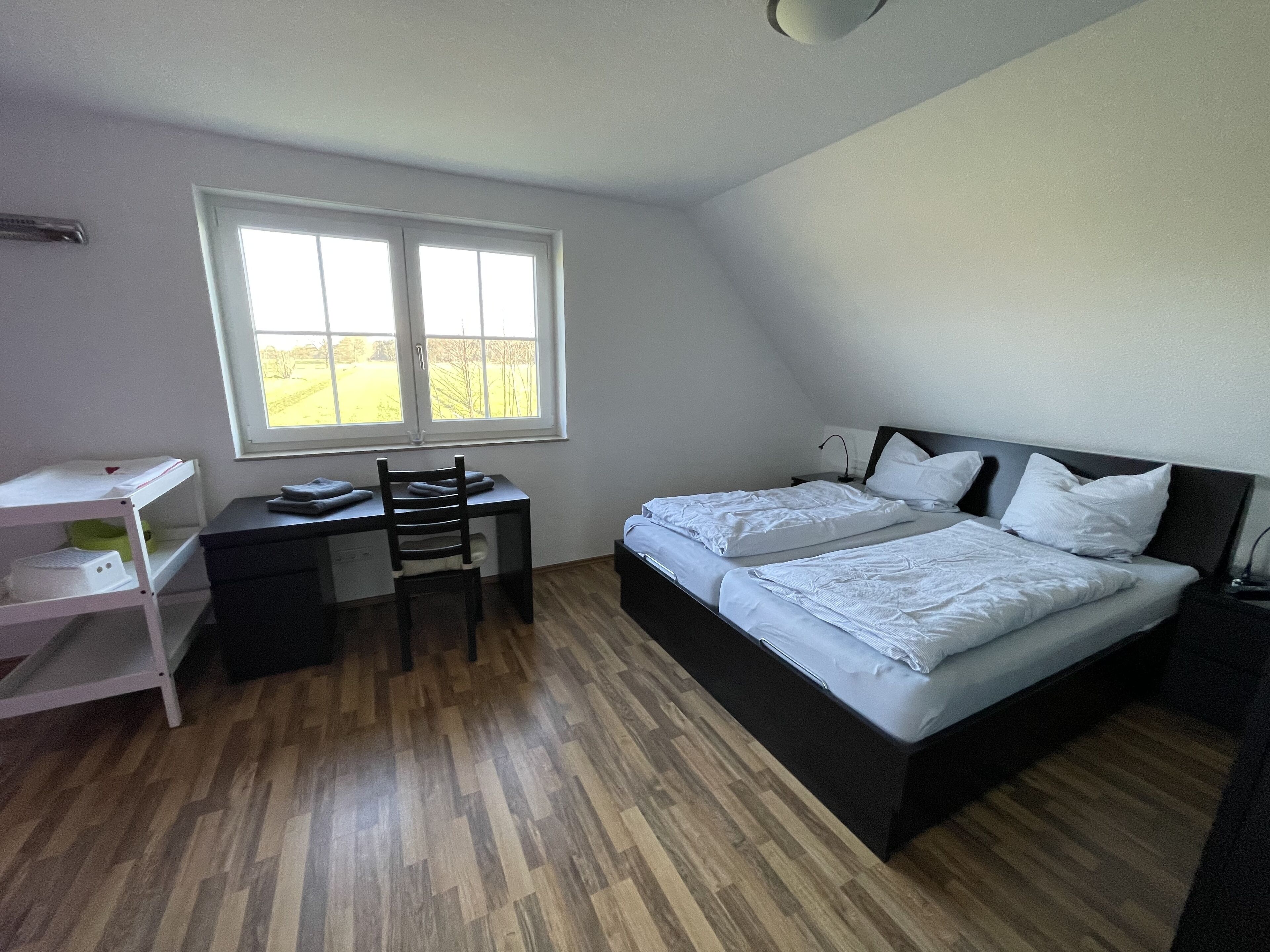 Doppelzimmer mit Babyecke (Bett, Wickeltisch, Heizstrahler)