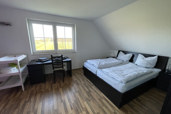 Doppelzimmer mit Babyecke (Bett, Wickeltisch, Heizstrahler)