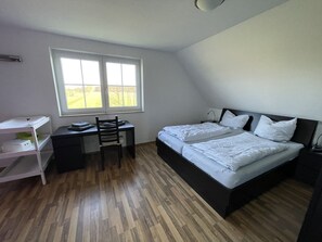 3 bedrooms, desk, iron/ironing board, WiFi