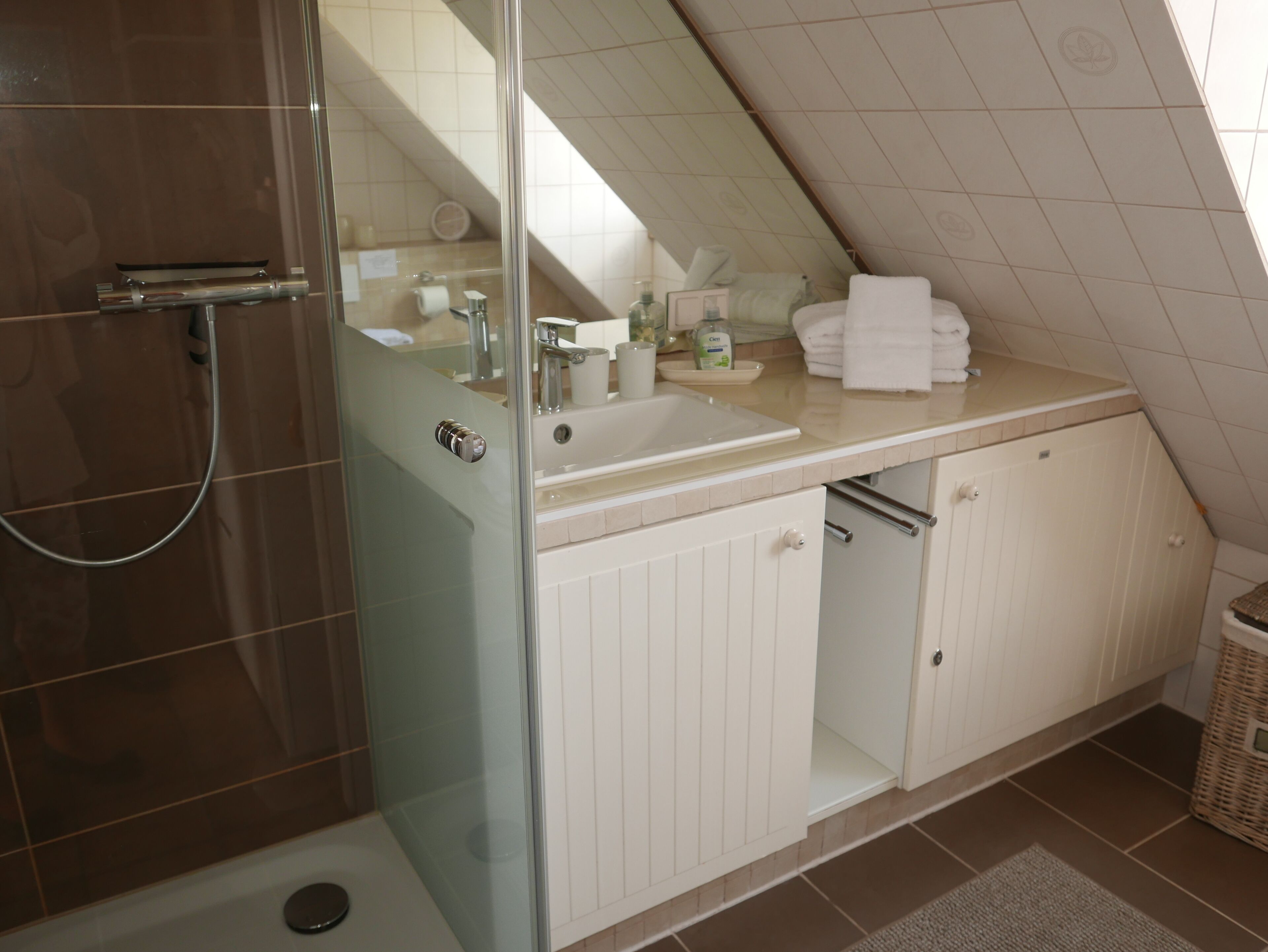 Douche, sèche-cheveux, serviettes fournies, savon