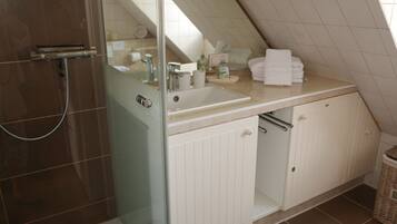 Douche, sĂšche-cheveux, serviettes fournies, savon