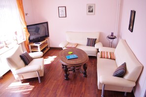 Smart TV, DVD player, books, video library - Maisonette charming apartment, near bike and. Hiking trails in the Nassau / Limburg nature park (Altendiez)