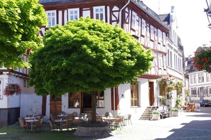 Outdoor dining - Maisonette charming apartment, near bike and. Hiking trails in the Nassau / Limburg nature park (Altendiez)