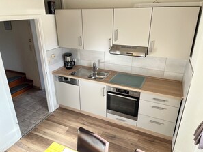 Fridge, microwave, oven, stovetop - Maisonette charming apartment, near bike and. Hiking trails in the Nassau / Limburg nature park (Altendiez)