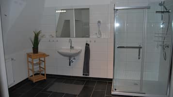Dusche, Haartrockner, Handtücher, Seife
