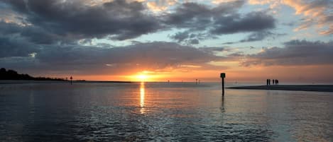 Playa en los alrededores, camastros y toallas de playa