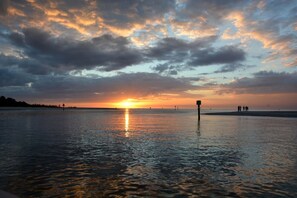 Beach nearby, sun loungers, beach towels