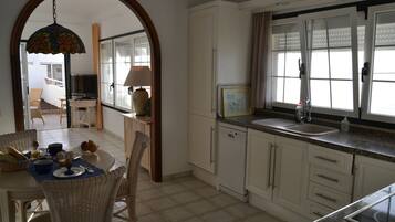 Jääkaappi, uuni, liesi, astianpesukone