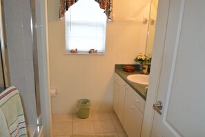 Ensemble douche/baignoire, sĂšche-cheveux, serviettes fournies, savon