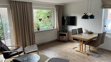 Smart-TV, Kamin, Tischtennisplatte, Bücher