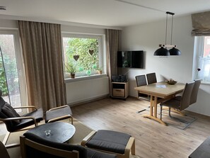 Smart TV, fireplace, ping pong, books - Holidayhome up to 6 pers., near beach, in natur, for children, quiet but central (Ostseebad Boltenhagen)