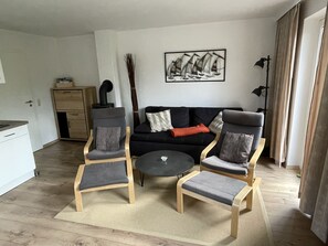 Smart TV, fireplace, ping pong, books