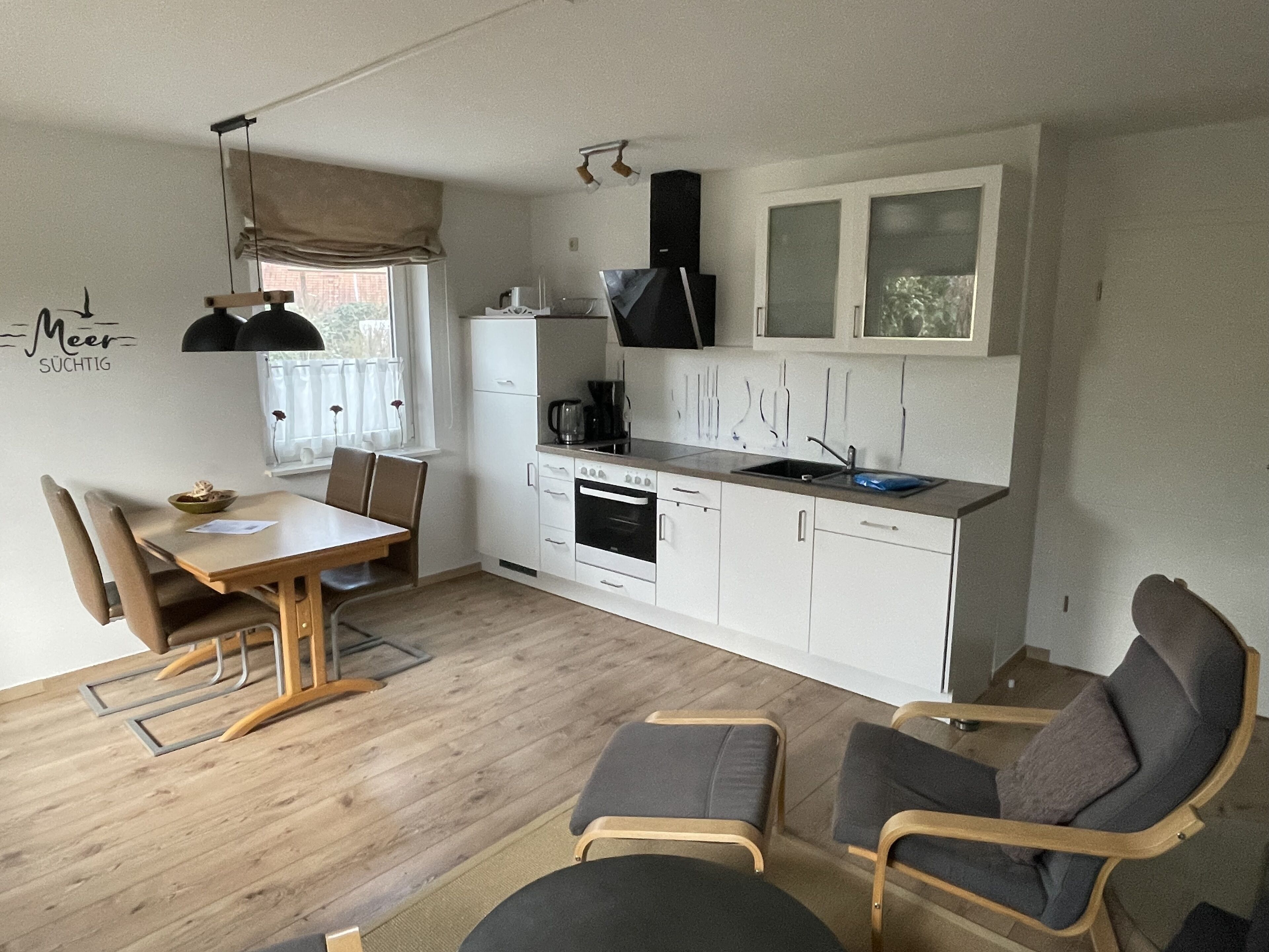 Jääkaappi, mikroaaltouuni, uuni, liesi
