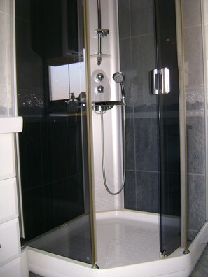 Douche, sèche-cheveux, savon