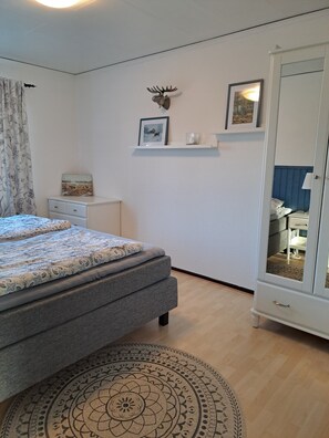 3 bedrooms, iron/ironing board, travel cot, free WiFi