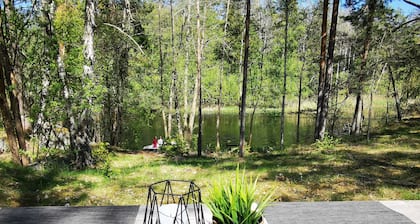 Liebevoll hergerichtetes Bahnwärter-Haus direkt am größten Fluß Südschwedens