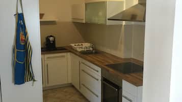 Een koelkast, een oven, een kookplaat, een koffiezetapparaat/waterkoker