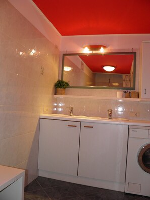 Combined shower/bathtub, hair dryer, bidet, towels