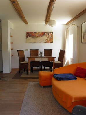 TV - Apartment Hintertrojer in a central location, good food with free WIFI (Lajen)