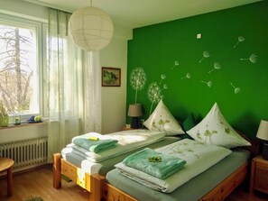 2 habitaciones, escritorio y tabla de planchar con plancha 