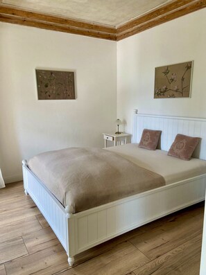 2 bedrooms, iron/ironing board, travel cot, WiFi - Dream apartment in a dream location - living in a villa on the castle hill in Loschwitz (Dresden)