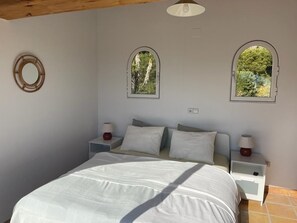 4 bedrooms, in-room safe, desk, iron/ironing board