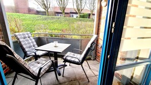 Outdoor dining - Near the beach, modern ground floor apartment with balcony, free Wi-Fi (Wangerland)